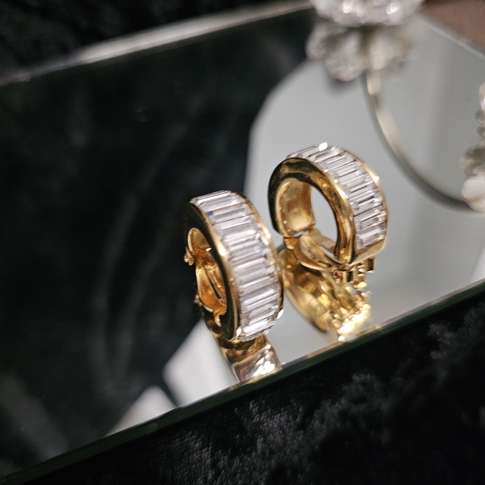 Stunning Baggetts Earrings glass on Goldtone. CLIP-ON